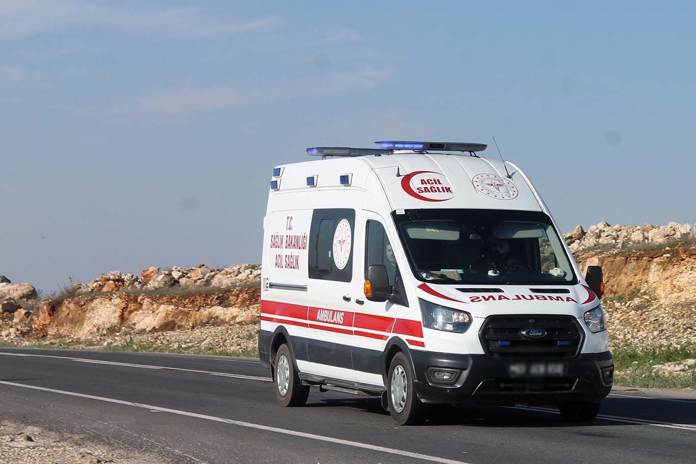 Şanlıurfa'da virajı alamayan otomobil kaza yaptı: 5 yaralı