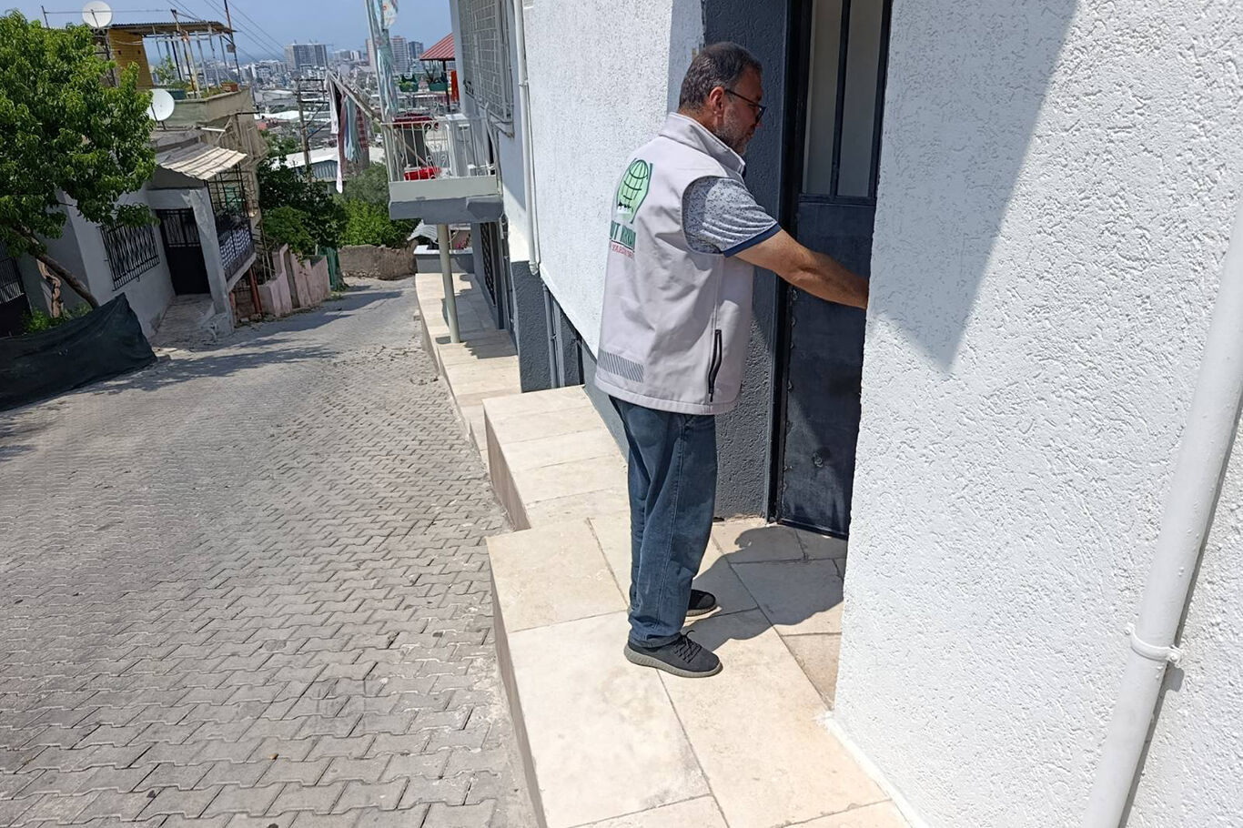 Umut Kervanı'ndan İskenderun'da ihtiyaç sahibi ailelere yardım