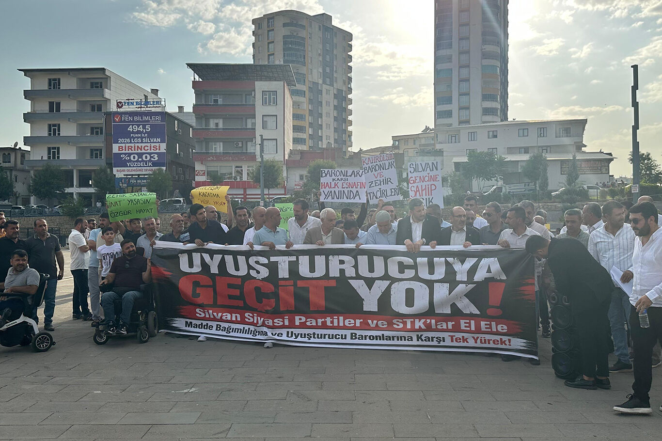 Diyarbakır'da 'Madde bağımlılığına ve uyuşturucu baronlarına karşı tek yürek' etkinliği düzenlendi