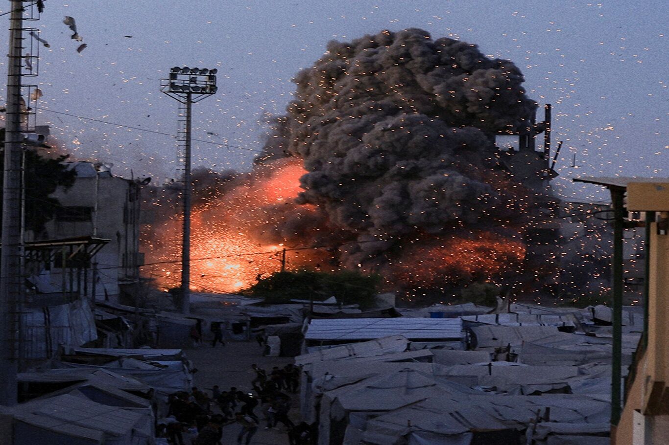 Gazze'de El-Muttakin Camisi bombalandı