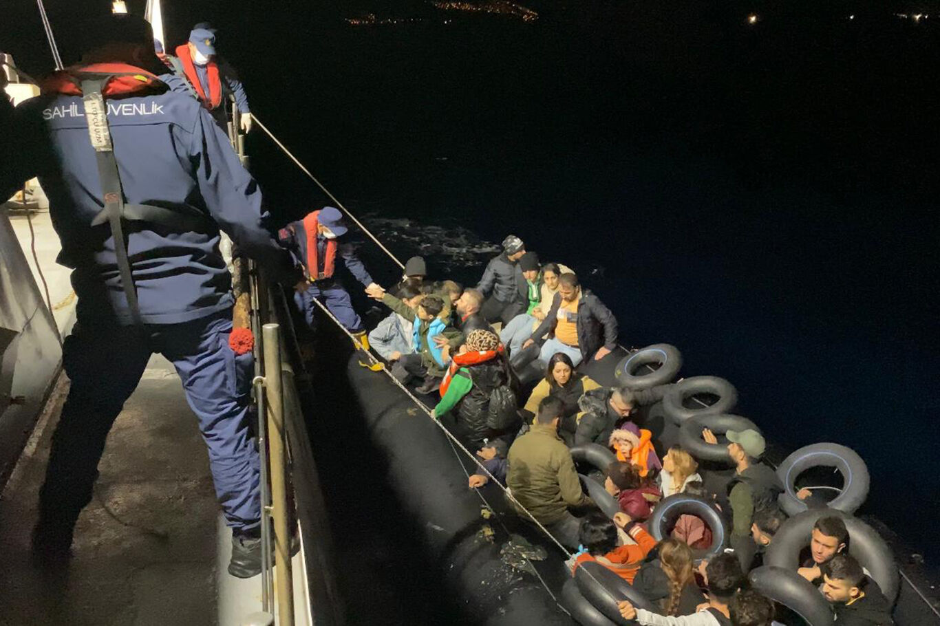 İzmir açıklarında 85 düzensiz göçmen yakalandı