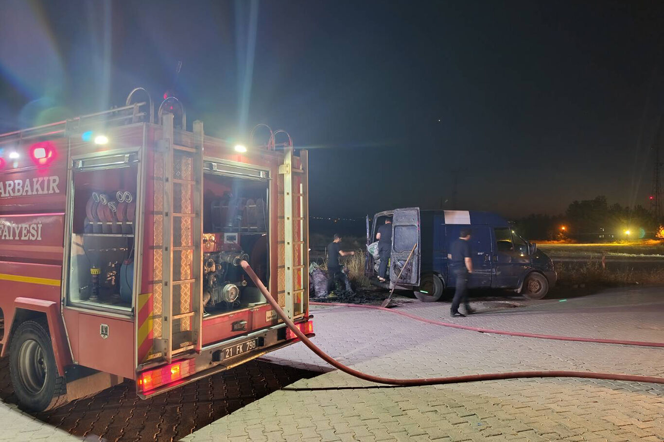 Mangal kömürü yüklü minibüsten duman yükselmesi paniğe yol açtı