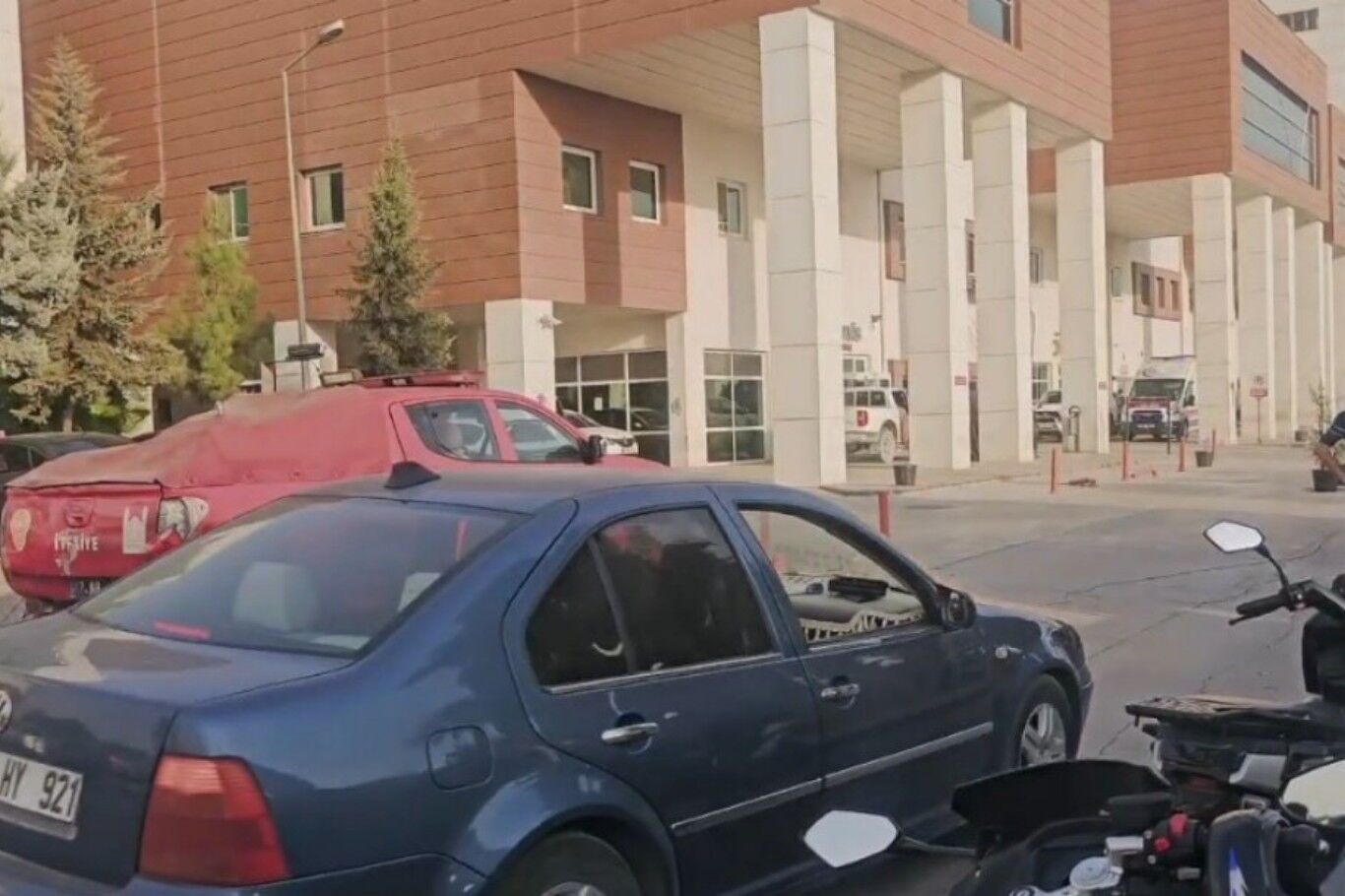 Mardin'de yangına müdahale eden itfaiye aracının altında kalan itfaiye eri öldü