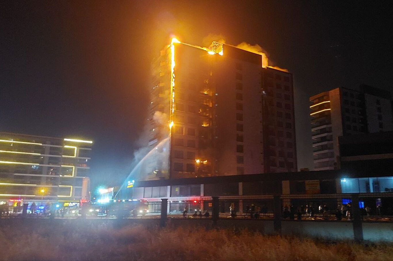 Diyarbakır'da plazada yangını: İtfaiyenin müdahalesi devam ediyor