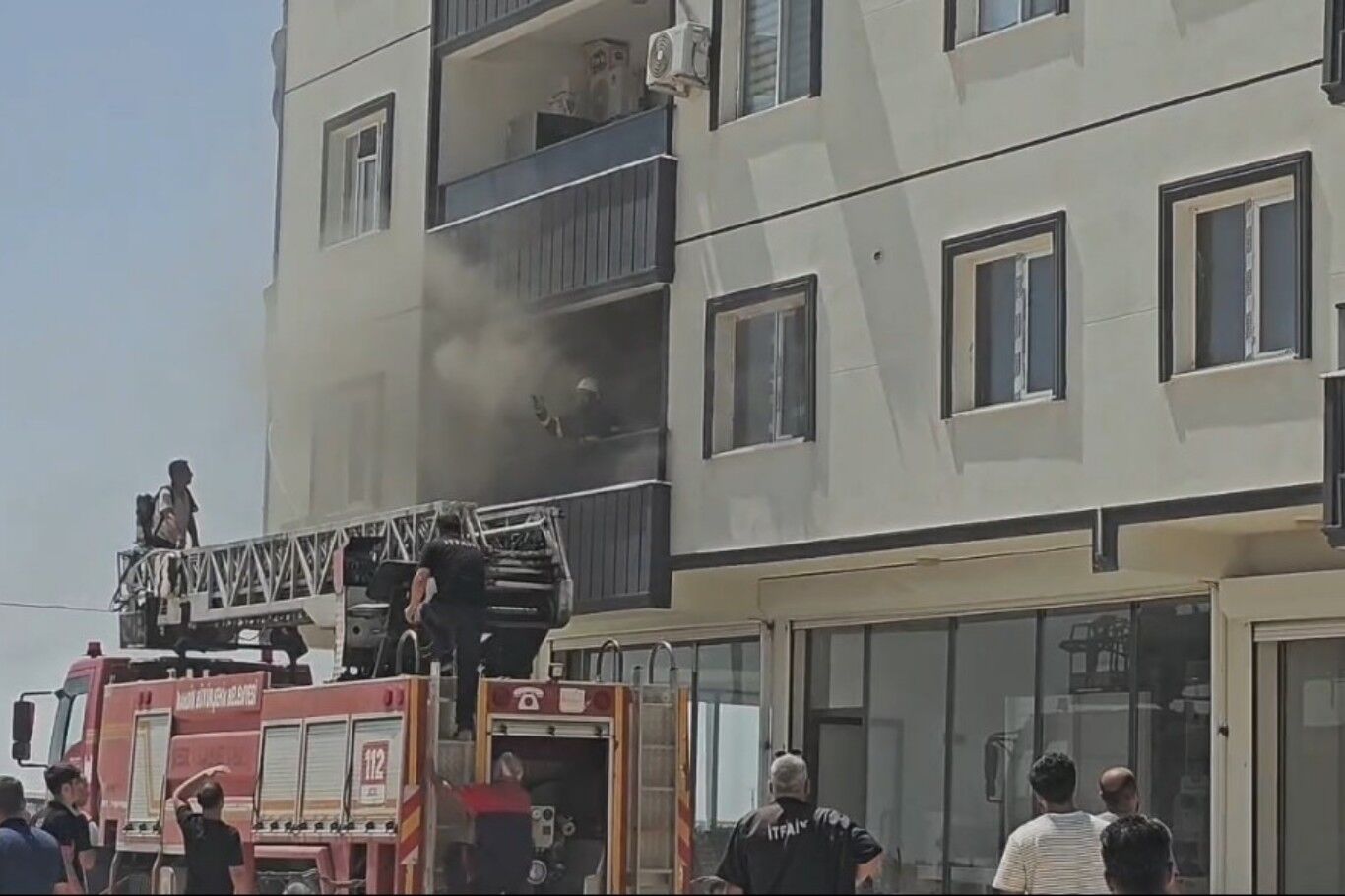Mardin'de 5 katlı apartmanda yangın: 1'i bebek 3 kişi dumandan etkilendi