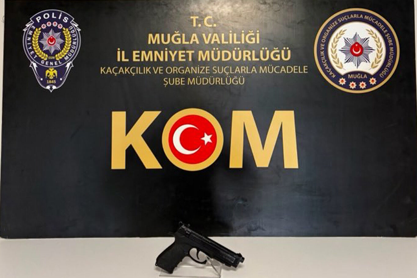 Muğla'da sosyal medyada suç örgütünü öven şüphelinin evinde kurusıkı tabanca ele geçirildi