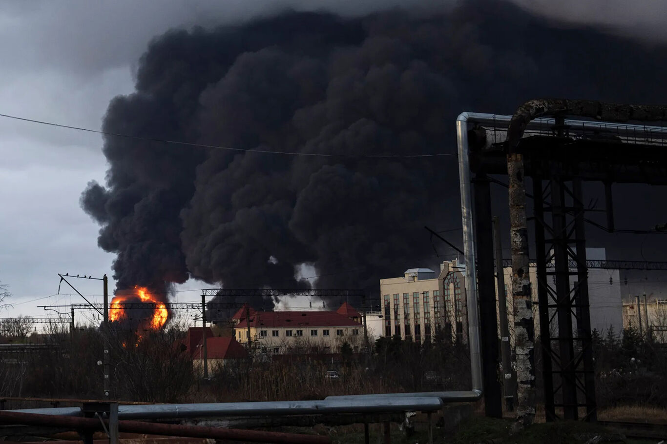 Rus ordusu Odessa Bölgesi'ndeki Yujnıy limanında beş akaryakıt depolama tankını vurdu