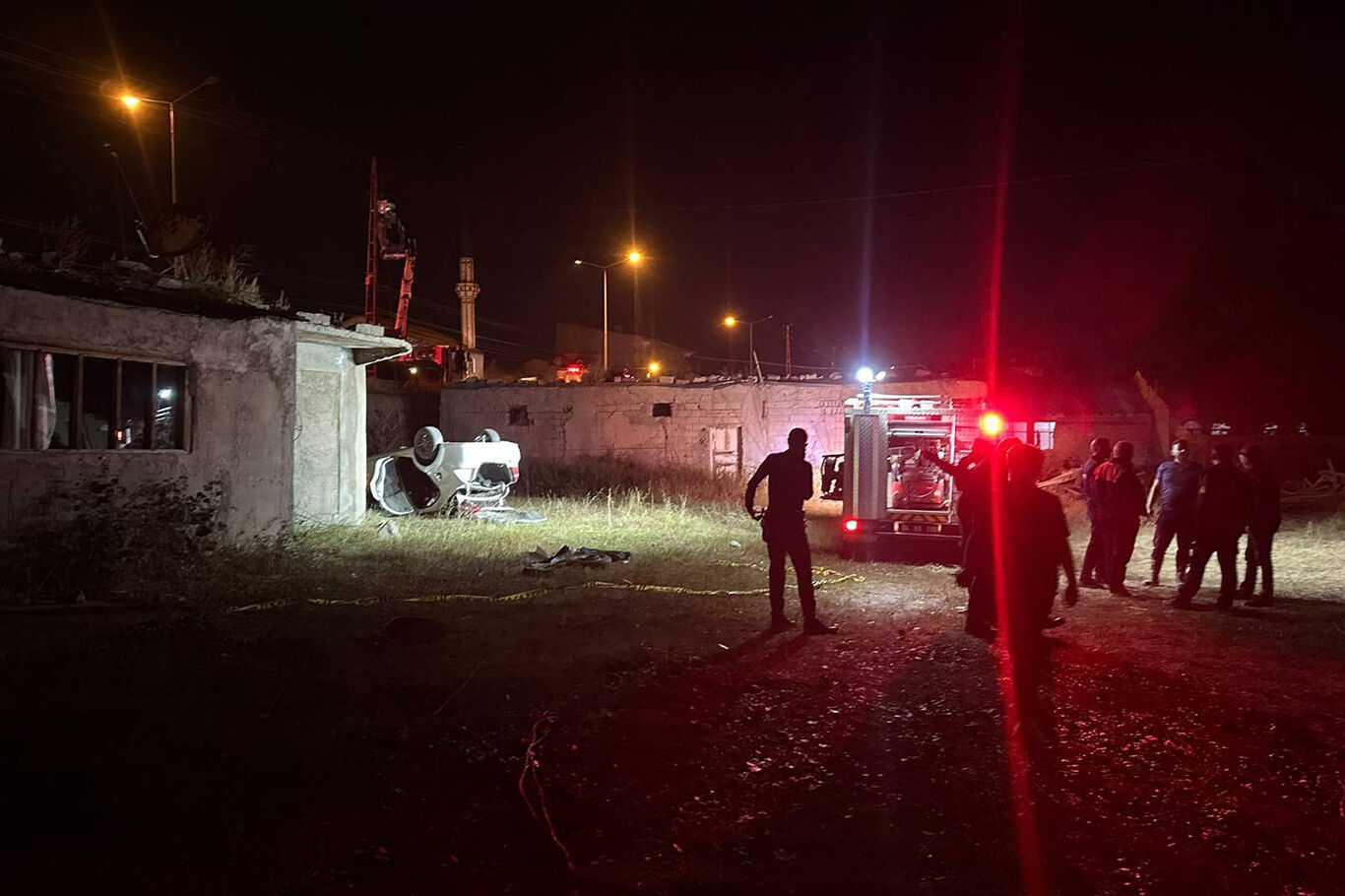 Ağrı'da bir sürücü bisikletliye çarpmamak direksiyonu kırınca kaza yaptı