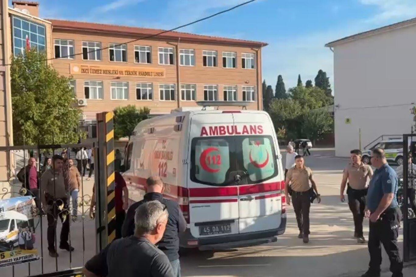 Bakan Gürlek: 2'si ağır 11 öğrencinin yaralandığı silahlı saldırıyla ilgili 4 kişi gözaltında