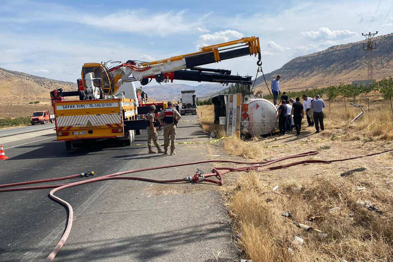 Batman-Hasankeyf yolunda tanker devrildi: 1 yaralı