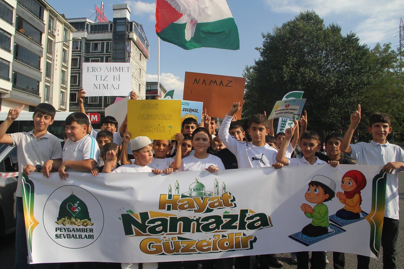 Bingöl'de 'Hayat Namazla Güzeldir' temalı eğitim programı coşkulu bir final ile sona erdi