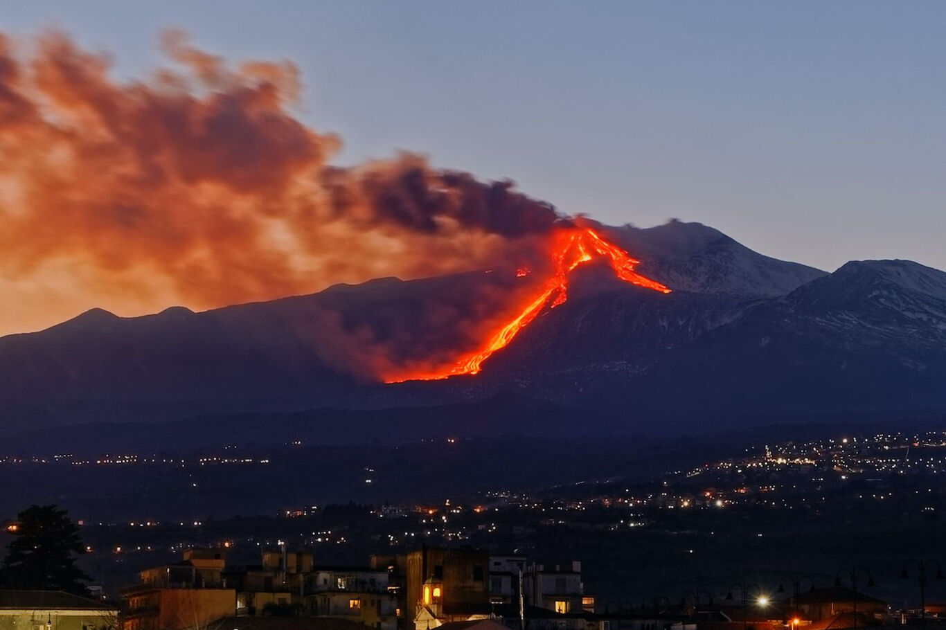 İtalya'da Etna Yanardağı yeniden harekete geçti
