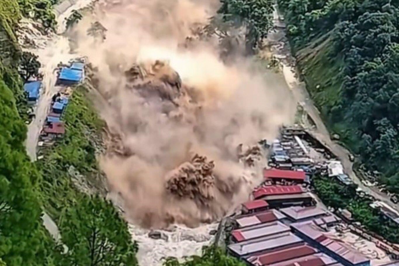 Nepal'de sel felaketi ağırlaşıyor 