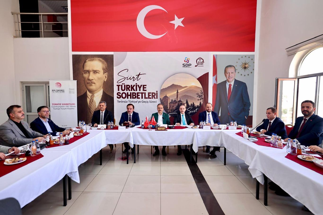 Siirt'te düzenlenen 'Türkiye Sohbetleri' toplantısında Terörsüz Türkiye süreci ele alındı