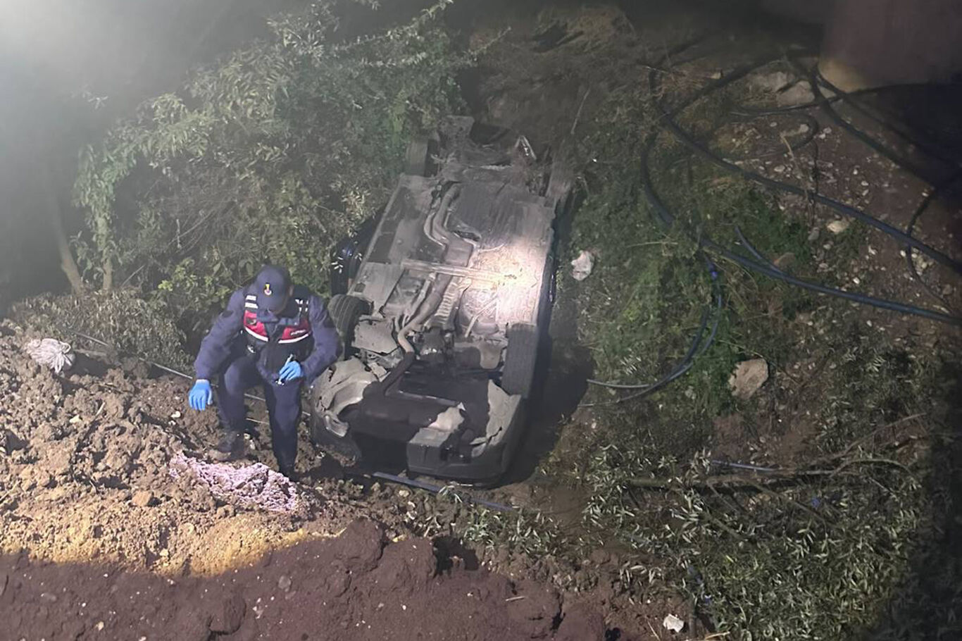 Batman'da uçuruma yuvarlanan otomobilde sıkışan sürücü kurtarıldı